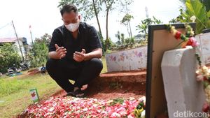 Vicky Prasetyo Berdoa di Pusara Mantan Mertua