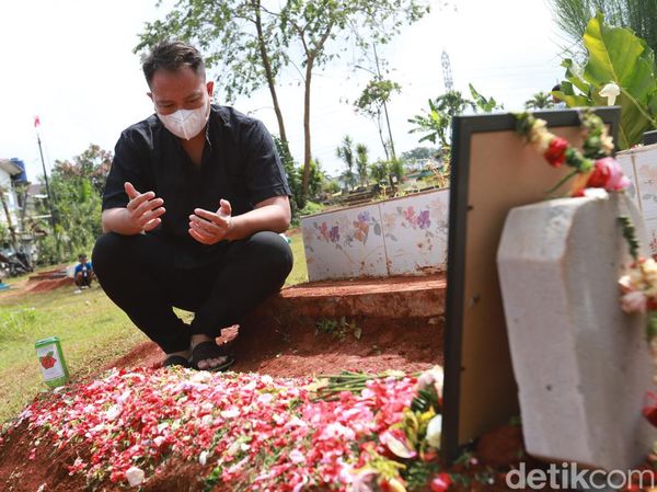 Vicky Prasetyo Berdoa di Pusara Mantan Mertua