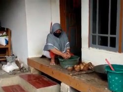 Warga Cianjur Pilih Bikin Minyak Goreng Sendiri dari Kelapa