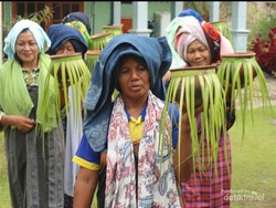 Budaya Jamasan di Trenggalek, Masih Tradisional Pakai Merang Bakar