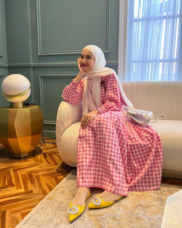 Dress muslimah motif kotak dengan warna cerah ala Zaskia Sungkar yang dapat dikenakan saat lebaran.