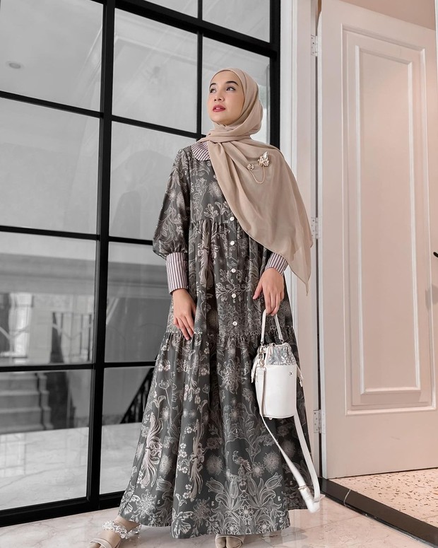 Inspirasi dress muslimah lebaran by Zaskia Sungkar dengan mengenakan dress motif pattern.
