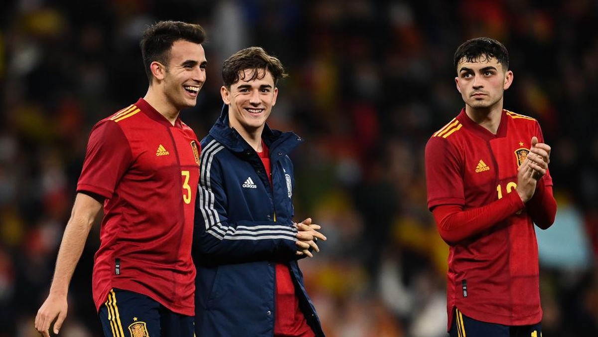 Gavi dan Pedri titisan Andres Iniesta dan Xavi Hernandez (Foto: Getty Images/David Ramos)