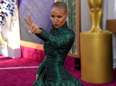 8 Foto Penampilan Jada Pinkett yang Bikin Will Smith Tampar Chris Rock