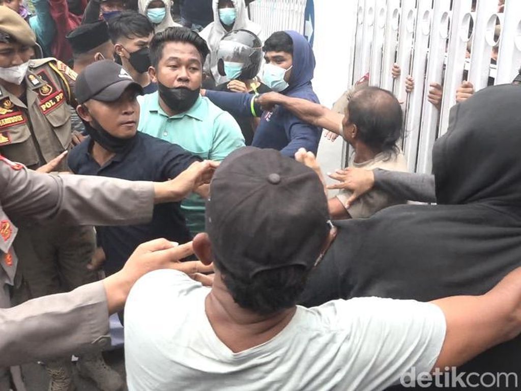 Massa Tagih Janji Pemkab Bangun TPA, Demo di Polman Berujung Ricuh