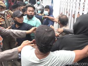 Demo Tagih Janji Bangun TPA di Polman Ricuh, Warga Tuding Sengaja Diprovokasi Demo Tagih Janji Bangun TPA di Polman Ricuh, Warga Tuding Sengaja Diprovokasi