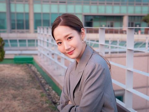 Potret terkini Park Min Young yang bintangi drama Forecasting Love and Weather.