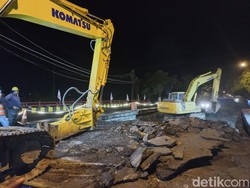 Dua Alat Berat Tiba Bongkar Jembatan Balun di Lamongan yang Ambles