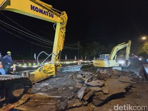 Dua Alat Berat Tiba Bongkar Jembatan Balun di Lamongan yang Ambles Dua Alat Berat Tiba Bongkar Jembatan Balun di Lamongan yang Ambles