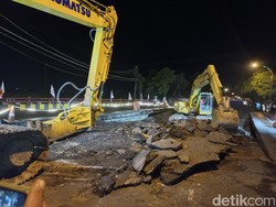 Snapshot: Pembongkaran Jembatan Nasional di Lamongan yang Ambles