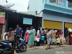 Pedagang Makanan dan Gorengan Serbu Toko Minyak Goreng Curah di Blitar