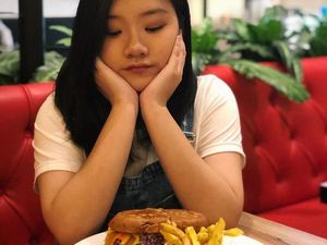 Pesona Aspri Termuda Hotman Paris yang Doyan Makan Burger Pesona Aspri Termuda Hotman Paris yang Doyan Makan Burger