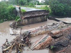 Jembatan Utama Menuju Objek Wisata Umbul Ponggok Putus Total