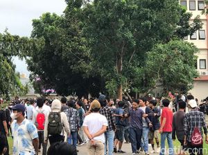 Polisi Bubarkan Bentrokan 2 Kelompok Mahasiswa di UIN Alauddin Makassar Polisi Bubarkan Bentrokan 2 Kelompok Mahasiswa di UIN Alauddin Makassar