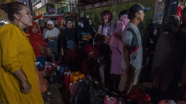 Berburu Minyak Goreng Curah Hingga Malam Hari