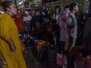 Berburu Minyak Goreng Curah Hingga Malam Hari