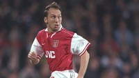 David Platt tak langsung pindah dari MU ke Arsenal. Membela MU pada musim 1982-1985, ia baru berseragam Arsenal pada musim 1995. Sebelumnya, ia banyak membela klub seperti Crewe Alexandria, Aston Villa, Bari, Juventus, dan Sampdoria. (Foto: Stu Forster/Getty Images)
