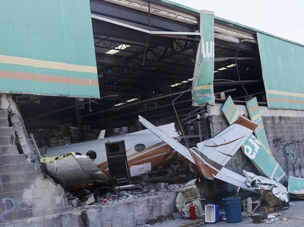 Ditabrak Pesawat Kecil, Supermarket di Meksiko Porak Poranda