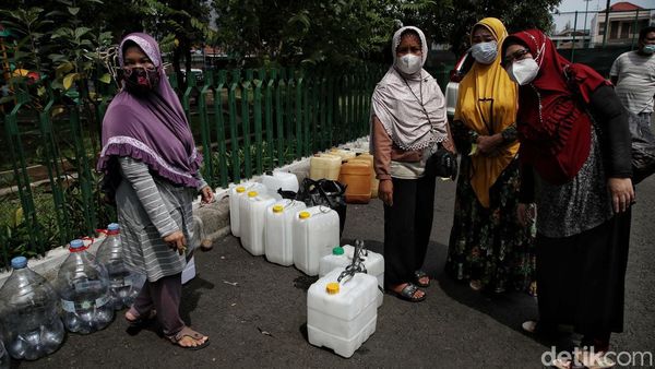 Di Jakut, Warga Antre Panjang Demi Migor Curah dengan Harga Miring