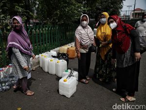 Di Jakut, Warga Antre Panjang Demi Migor Curah dengan Harga Miring Di Jakut, Warga Antre Panjang Demi Migor Curah dengan Harga Miring