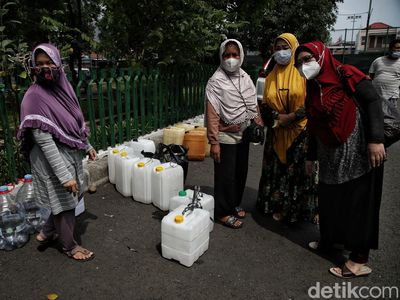 Di Jakut, Warga Antre Panjang Demi Migor Curah dengan Harga Miring