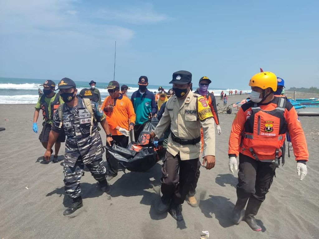 Mayat Berkaus Hitam Ditemukan di Karangwuni, Diduga Wisatawan Pantai Glagah