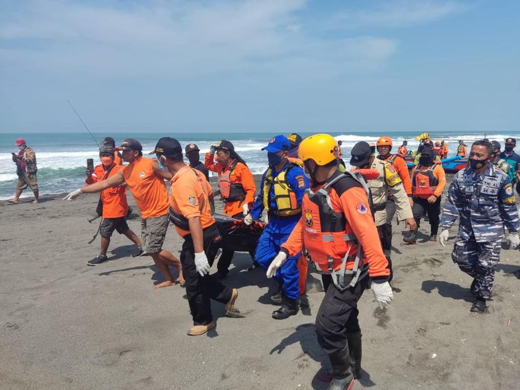 Mayat Mengapung di Karangwuni Dipastikan Wisatawan Hanyut Pantai Glagah