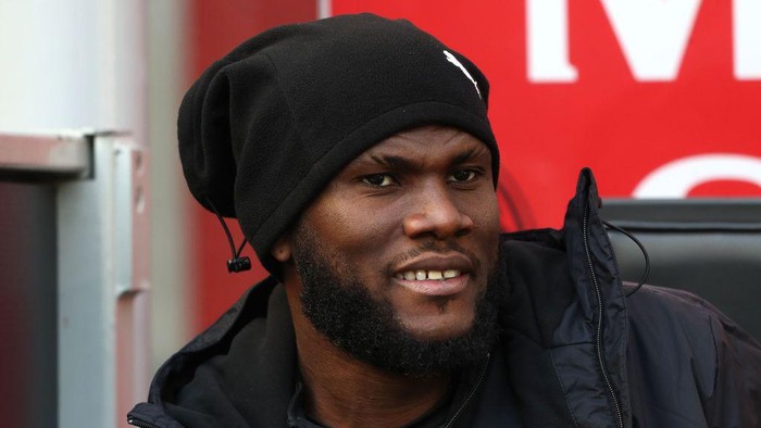 MILAN, ITALY - FEBRUARY 13: Franck Kessie of AC Milan looks on before the Serie A match between AC Milan and UC Sampdoria at Stadio Giuseppe Meazza on February 13, 2022 in Milan, Italy. (Photo by Marco Luzzani/Getty Images)