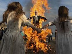 Bikin Arak-arakan, Warga Georgia Bakar Patung Putin