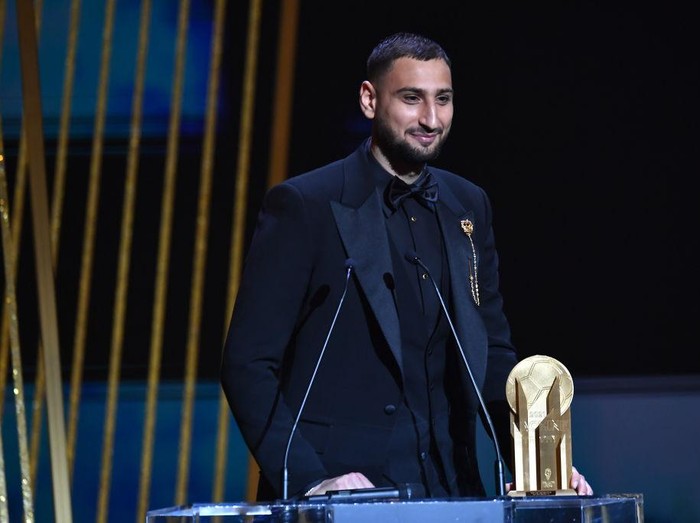 PARIS, FRANCE - NOVEMBER 29: Gianluigi Donnarumma (ITA/PSG) is awarded with the Yachine Goalkeeper Trophy during the Ballon D'Or ceremony at Theatre du Chatelet on November 29, 2021 in Paris, France. (Photo by Aurelien Meunier/Getty Images)