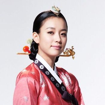 Han Hyo Joo sebagai Dong Yi