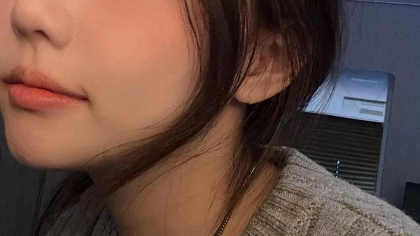 Penampilan Ibu 2 Anak yang Kelewat Imut Sampai Diajak Kenalan Anak-anak SMP