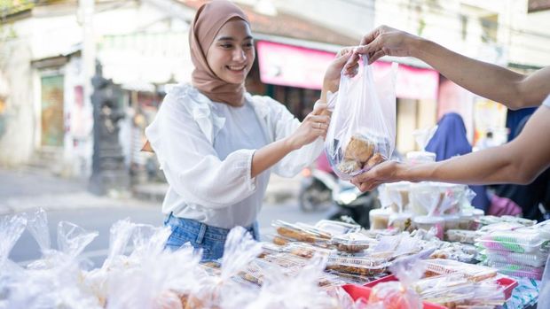 Ilustrasi Jualan Takjil/Foto: Canva/Odua Images