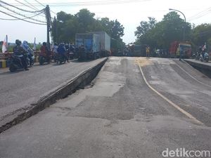Truk Gandeng Diduga Penyebab Amblesnya Jembatan Balun Lamongan Truk Gandeng Diduga Penyebab Amblesnya Jembatan Balun Lamongan