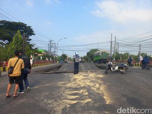 Jembatan Balun Ambles Hindari Lamongan, Kemacetan Mengular Hampir 4 KM Jembatan Balun Ambles Hindari Lamongan, Kemacetan Mengular Hampir 4 KM