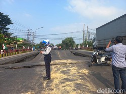 Jembatan Balun di Jalan Nasional Lamongan Ambles Sedalam 1 Meter