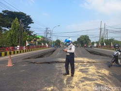 Foto-foto Jembatan Balun Lamongan yang Ambles