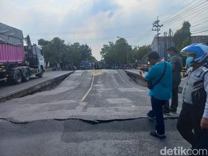 Awas..! Jembatan Balun di Jalan Nasional Lamongan-Babat Ambles Awas..! Jembatan Balun di Jalan Nasional Lamongan-Babat Ambles