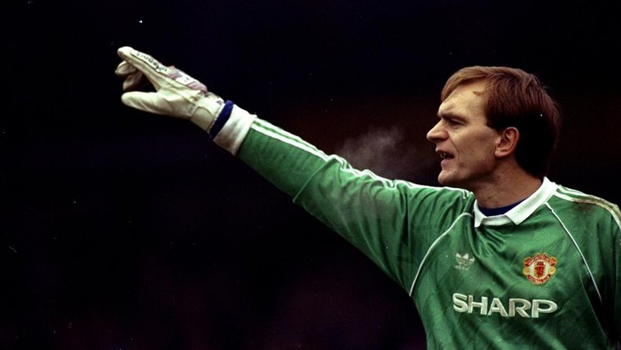 26 Dec 1989:  Manchester United goalkeeper Jim Leighton indicates to his team mates during a Barclays League Division One match against Aston Villa at Villa Park in Birmingham, England. Aston Villa won the match 3-0. \ Mandatory Credit: Ben  Radford/Allsport
