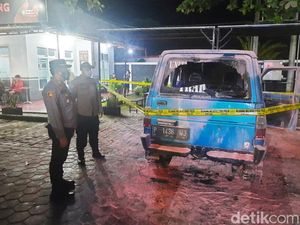 Feroza Terbakar Usai Isi BBM di Banyuwangi, Pengemudi Terluka Bakar Serius Feroza Terbakar Usai Isi BBM di Banyuwangi, Pengemudi Terluka Bakar Serius