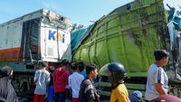 Bummmm.....Truk Dihantam Kereta Api di Padang