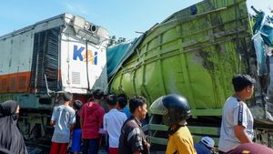 Bummmm.....Truk Dihantam Kereta Api di Padang