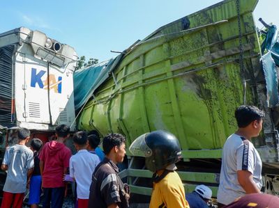 Bummmm.....Truk Dihantam Kereta Api di Padang