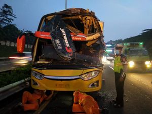 Tabrakan Bus dan Truk di Tol Cikunir, Satu Orang Meninggal Dunia