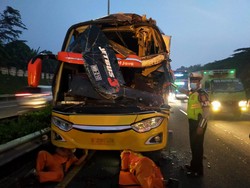 Tabrakan Bus dan Truk di Tol Cikunir, Satu Orang Meninggal Dunia