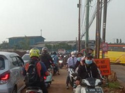 Ada Bus Terperosok Lubang, Jalan Limo Raya Depok Macet 2 Km