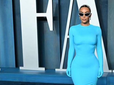 Adu Gaya Kim Kardashian dan Julia Fox di Pesta Oscar, Para Mantan Kanye West