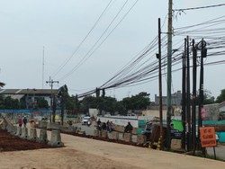 Bus Terperosok Lubang Dievakuasi, Lalin Jalan Limo Raya Depok Kembali Lancar