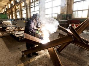 Lawan Rusia, Pabrik Baja di Ukraina Produksi Barikade Tank