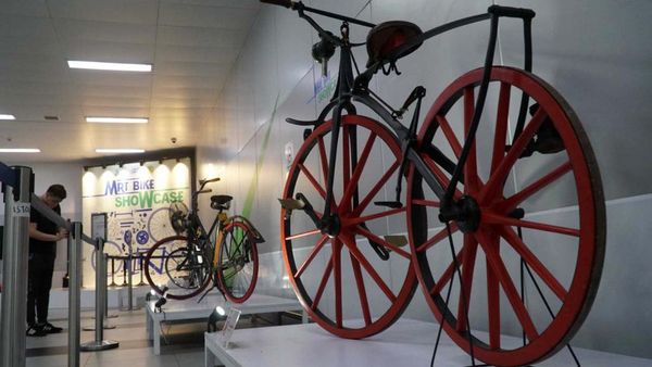Melihat Pameran Sepeda di Stasiun MRT